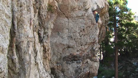 Panup-Eines-Kletterers,-Der-Mühsam-Eine-Granitwand-Erklimmt