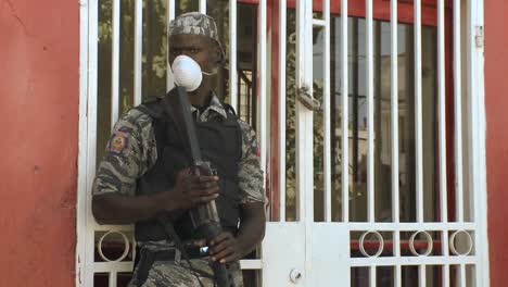 Bewaffnete-Militärwachen-Außerhalb-Eines-Sicheren-Bereichs-In-Haiti