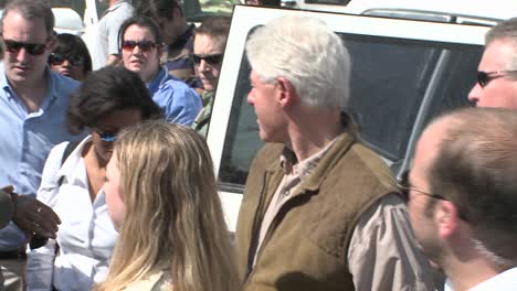 Bill-and-Chelsea-Clinton-visit-refugees-during-the-earthquake-in-Haiti-1