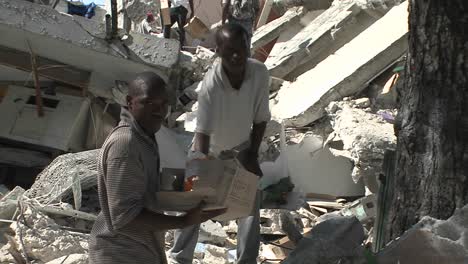 Menschen-Entfernen-Ziegelsteine-Von-Einem-Eingestürzten-Gebäude-Während-Des-Erdbebens-In-Haiti