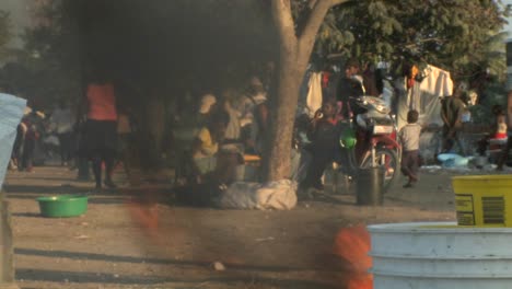 Feuer-Brennen-Auf-Den-Straßen-Von-Haiti-Nach-Dem-Erdbeben