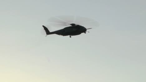 Un-Helicóptero-Blackhawk-Se-Cierne-Y-Se-Prepara-Para-Aterrizar