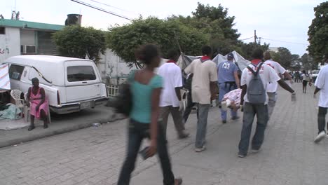 Während-Des-Erdbebens-Auf-Haiti-Wird-Eine-Leiche-Mit-Einer-Trage-Auf-Der-Straße-Transportiert