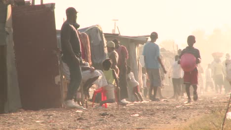 Ein-Flüchtlingslager-In-Haiti-1