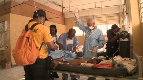 Ärzte-Arbeiten-In-Einem-Traumazentrum-Nach-Dem-Erdbeben-In-Haiti-1