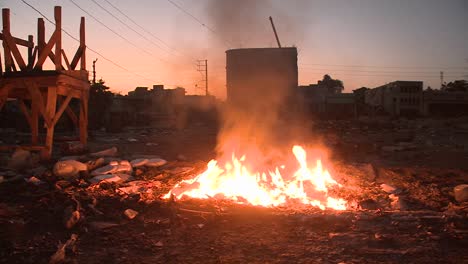 Ein-Offenes-Feuer-Brennt-Auf-Den-Straßen-Von-Haiti-Nach-Einem-Erdbeben