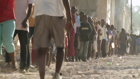 Lange-Schlangen-Von-Flüchtlingen-Warten-Nach-Ihrem-Verheerenden-Erdbeben-Auf-Den-Straßen-Von-Haiti