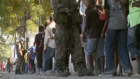 Largas-Filas-De-Refugiados-Esperan-En-Las-Calles-De-Haití-Tras-El-Devastador-Terremoto-2
