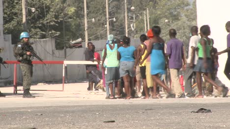 Long-lines-of-refugees-wait-on-the-streets-of-Haiti-following-their-devastating-earthquake-4