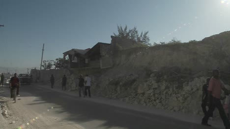 Trümmer-Säumen-Die-Straßen-Nach-Dem-Erdbeben-In-Haiti