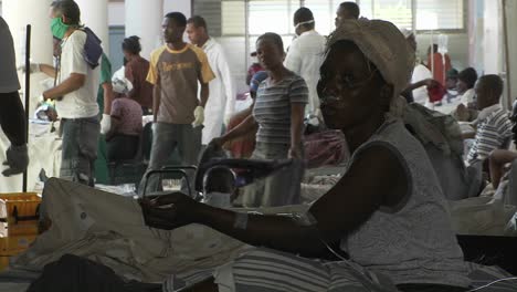 Las-Víctimas-Heridas-Del-Terremoto-De-Haití-Esperan-Afuera-Para-Recibir-Tratamiento-Médico
