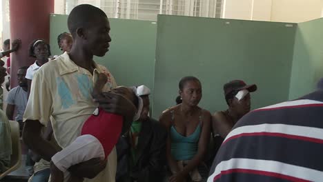 Haitianer-Warten-In-Einem-Flüchtlingszentrum-Auf-Nachrichten-Von-Opfern-Des-Erdbebens-Auf-Haiti-Ha