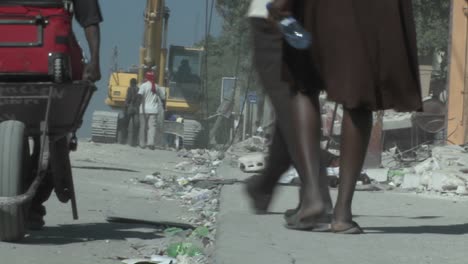 Menschen-Gehen-Durch-Die-Trümmer-Nach-Einem-Verheerenden-Erdbeben-In-Haiti