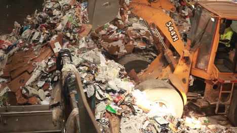 Ein-Absetzkipper-Schaufelt-Müll-In-Einem-Recyclingzentrum