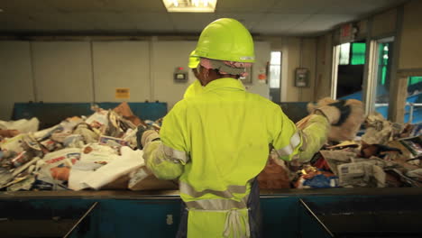 Arbeiter-Sortieren-Müll-In-Einem-Recyclingzentrum