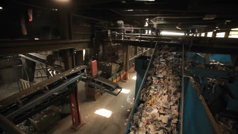 Recycelte-Materialien-Laufen-Auf-Einem-Förderband-In-Einem-Recyclingzentrum-3