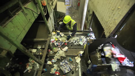 Erhöhte-Ansicht-Von-Arbeitern,-Die-Müll-In-Einem-Recyclingzentrum-Sortieren