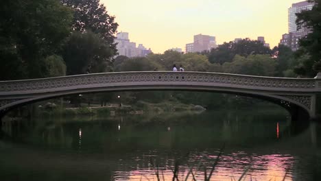Langsamer-Schwenk-über-Einen-See-Und-Eine-Brücke-Im-Central-Park-New-York-City