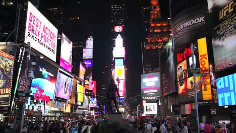 Kippen-Sie-Die-Aufnahme-Des-Beleuchteten-Und-Nachts-überfüllten-Times-Square