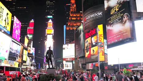 Times-Square-Iluminado-Y-Lleno-De-Gente-Por-La-Noche-1