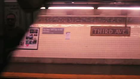 Blick-Aus-Einem-U-Bahn-Wagen,-Der-Durch-Eine-Station-In-New-York-City-Fährt-Passes