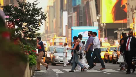 Fußgänger-Passieren-Eine-Belebte-Straße-In-New-York-City-2