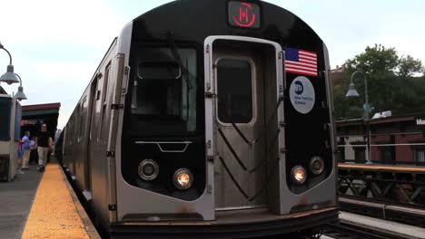 A-train-pulls-into-a-station-in-New-York-City