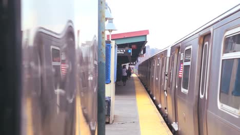 A-train-pulls-into-a-station-in-New-York-City-1