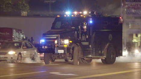 Militärische-Polizeifahrzeuge-Dringen-Während-Der-Unruhen-In-Ferguson-Missouri-Ein