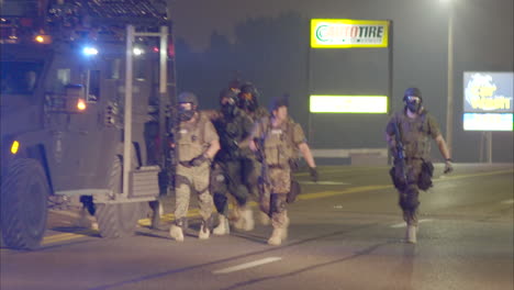 Polizei-In-Schwerer-Militärausrüstung-Bereitet-Sich-Auf-Demonstranten-In-Ferguson-Missouri-Vor