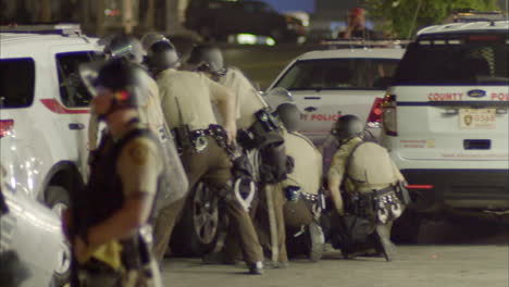 Polizei-In-Schwerer-Militärischer-Kampfausrüstung-Bereitet-Sich-Darauf-Vor,-Demonstranten-In-Ferguson-Missouri-Zu-Konfrontieren-1