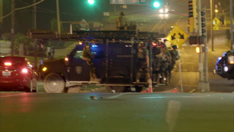 Die-Polizei-Konfrontiert-Demonstranten-Während-Der-Ferguson-Unruhen-Mit-Großen-Militärfahrzeugen