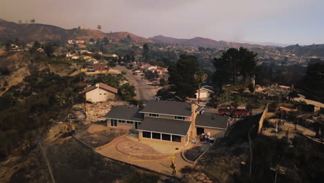 Antena-Sobre-Las-Casas-De-Las-Laderas-Destruidas-Por-Un-Incendio-En-Ventura-California-Tras-El-Thomas-Wildfire-2