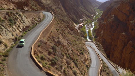 Un-Peligroso-Camino-Sinuoso-A-Través-De-Las-Montañas-Del-Atlas-En-Marruecos
