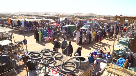 Überblick-über-Einen-Riesigen-Outdoor-Markt-In-Marokko