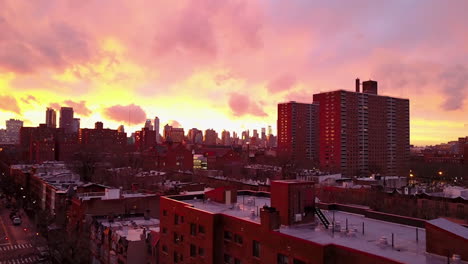 Schöne-Sonnenuntergangsluftaufnahme,-Die-über-Brooklyn-New-York-Nachbarschaften-Fliegt?
