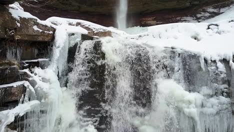 Schöne-Aufsteigende-Winterantenne-Eines-Hohen-Wasserfalls-In-Einer-Gefrorenen-Landschaft
