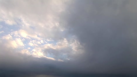 Gewitterwolken-Bedrohen-Ein-Küstendorf