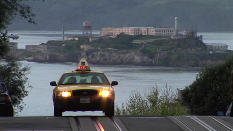 2020-Autos-Fahren-Am-Alcatraz-Gefängnis-In-San-Francisco,-Kalifornien,-Vorbei
