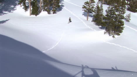 Folgeaufnahme-Eines-Snowboarders,-Der-Einen-Aufregenden-Sprung-Von-Einer-Klippe-Macht-Und-Eine-Gute-Landung-Macht