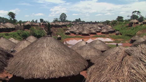 Panorámica-De-Los-Tejados-De-Una-Aldea-Tradicional-En-Uganda,-África
