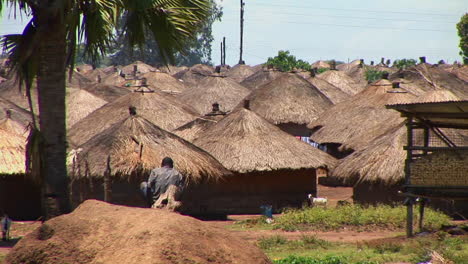 Chozas-De-Pie-En-Un-Campo-De-Refugiados-En-El-Norte-De-Uganda