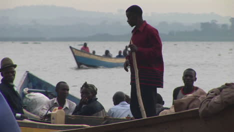 Mittlerer-Schuss-Einer-Gruppe-Von-Fischern-In-Skiffs-Auf-Dem-Lake-Victoria,-Uganda