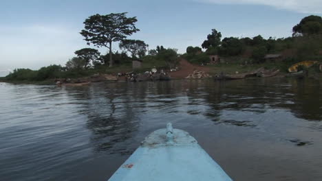 Punto-De-Vista-De-La-Salida-De-Un-Barco-De-Pesca-Desde-La-Orilla-Del-Lago-Victoria-En-Uganda