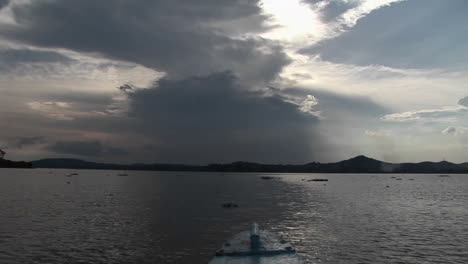 Pov-De-La-Salida-De-Un-Barco-De-Pesca-Desde-La-Orilla-Del-Lago-Victoria-En-Uganda-1