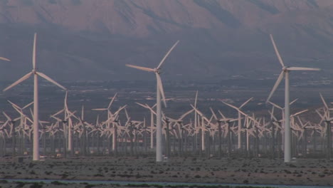 Los-Molinos-De-Viento-Generan-Electricidad-En-El-Desierto-De-California.