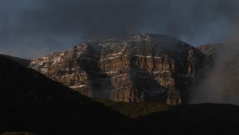 Die-Zerklüfteten-Felswände-Der-Sierra-Nevada-Sind-In-Morgennebel-Gehüllt