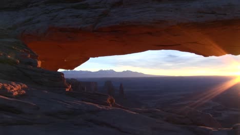 Mesa-Arch-in-Canyonlands-National-Park-Utah-2