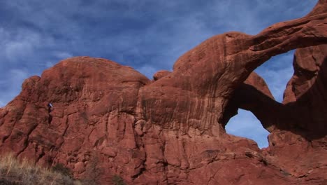 El-Doble-Arco-Proyecta-Sombras-En-El-Parque-Nacional-Arches-De-Utah