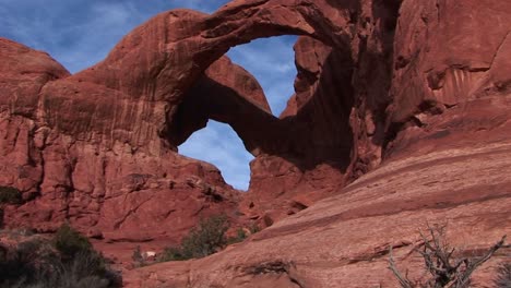 Doppelbogen-Wirft-Schatten-Im-Arches-National-Park-Utah-1
